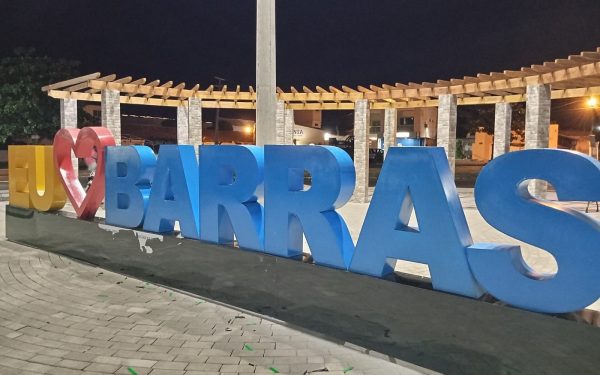 Declaração de amor a Barras é instalada na rotatória do terminal rodoviário. Lindo!