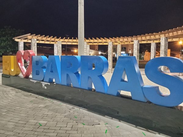 Declaração de amor a Barras é instalada na rotatória do terminal rodoviário. Lindo!