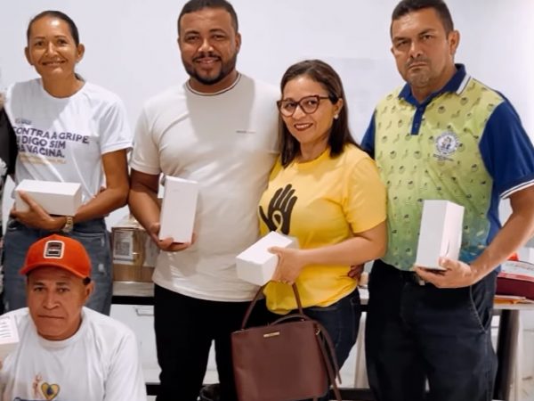 Secretaria Municipal de Saúde entrega smartphones a Agentes Comunitários de Saúde